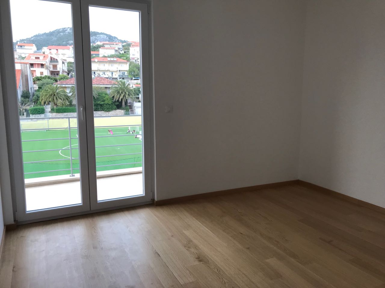 Trije apartmaji v novi stavbi z garažo v mestu Hvar, otok Hvar