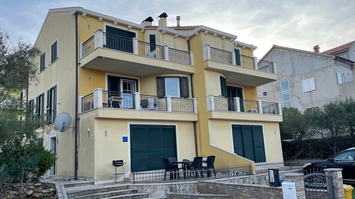 Kvalitetan apartman s teraso in parkiriščem v Starem Gradu, Hvar