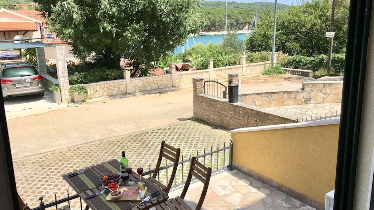 Kvalitetan apartman s teraso in parkiriščem v Starem Gradu, Hvar