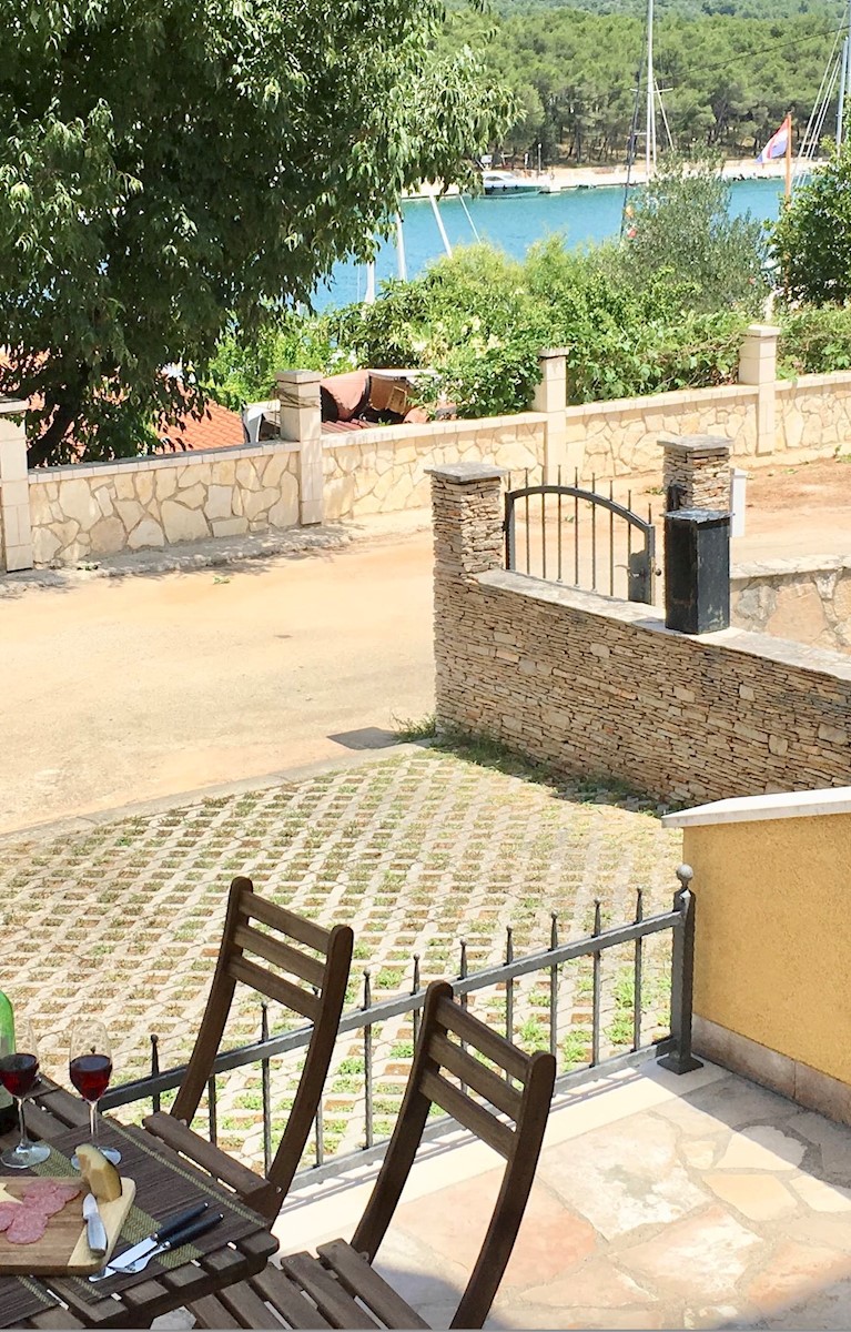 Kvalitetan apartman s teraso in parkiriščem v Starem Gradu, Hvar