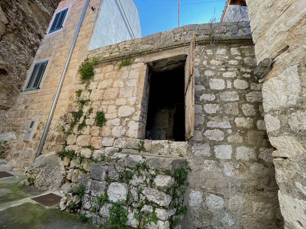 Odkrijte svojo kamnito hišo z gradbenim dovoljenjem na otoku Hvar