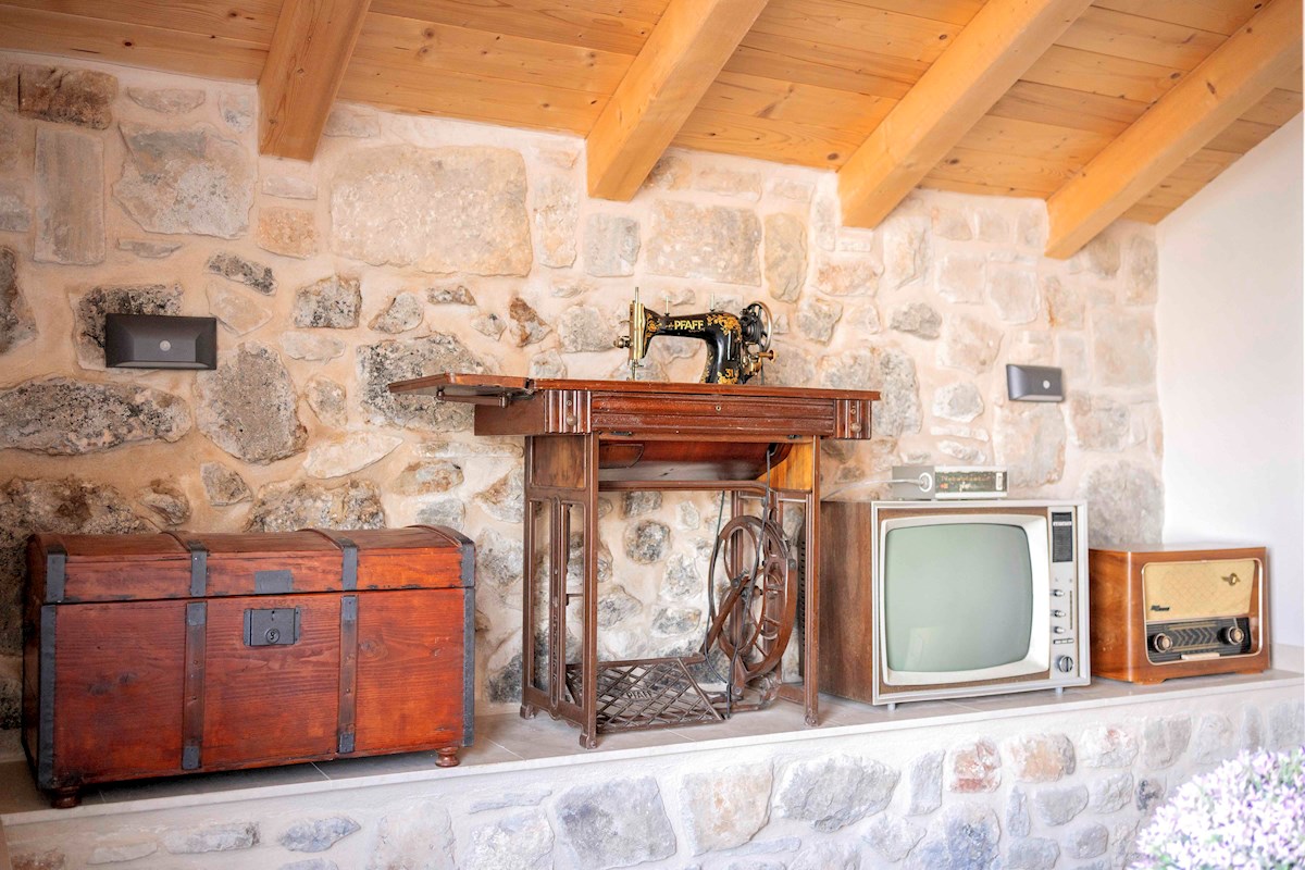 Lepa novozgrajena tradicionalna dalmatinska kamnita hiša z bazenom