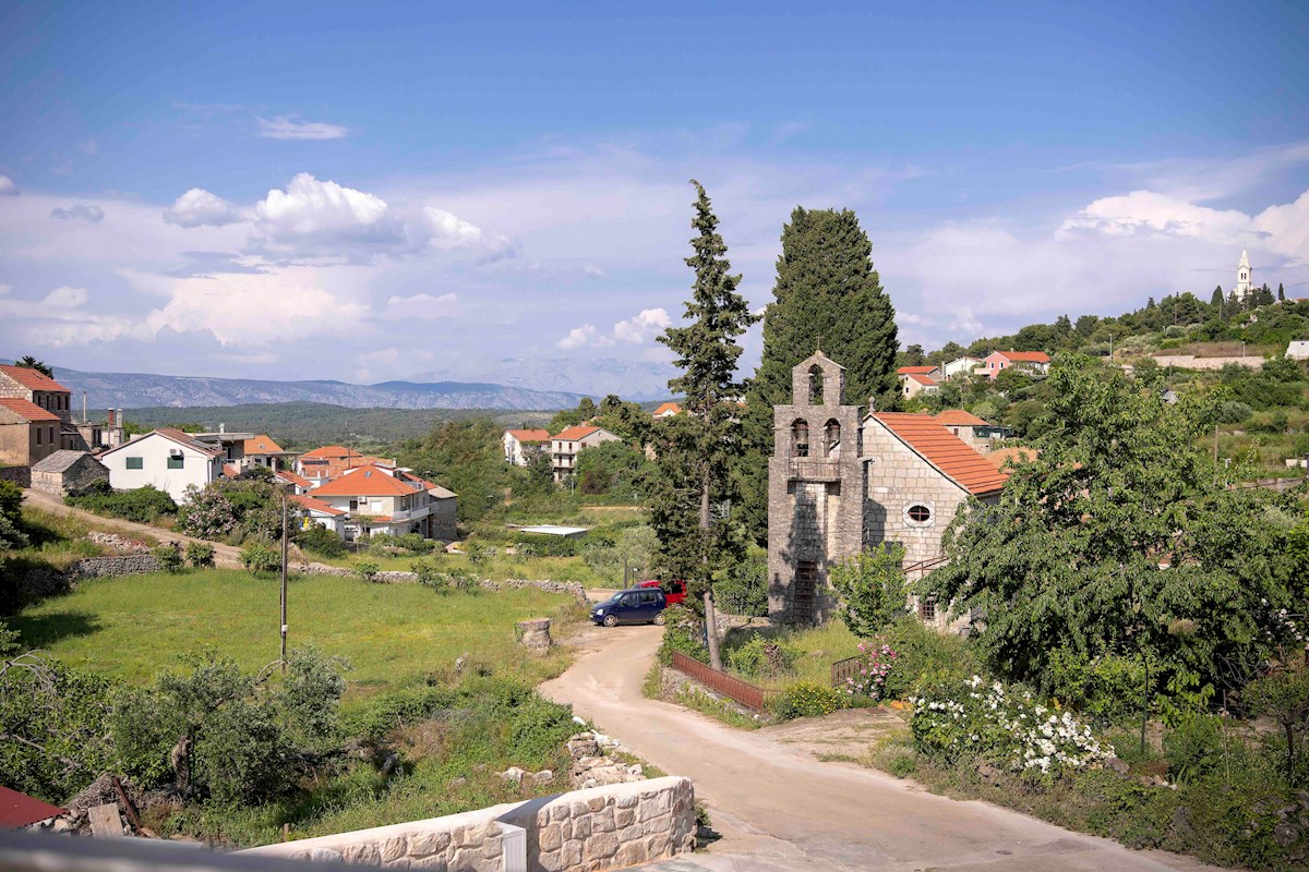 Lepa novozgrajena tradicionalna dalmatinska kamnita hiša z bazenom