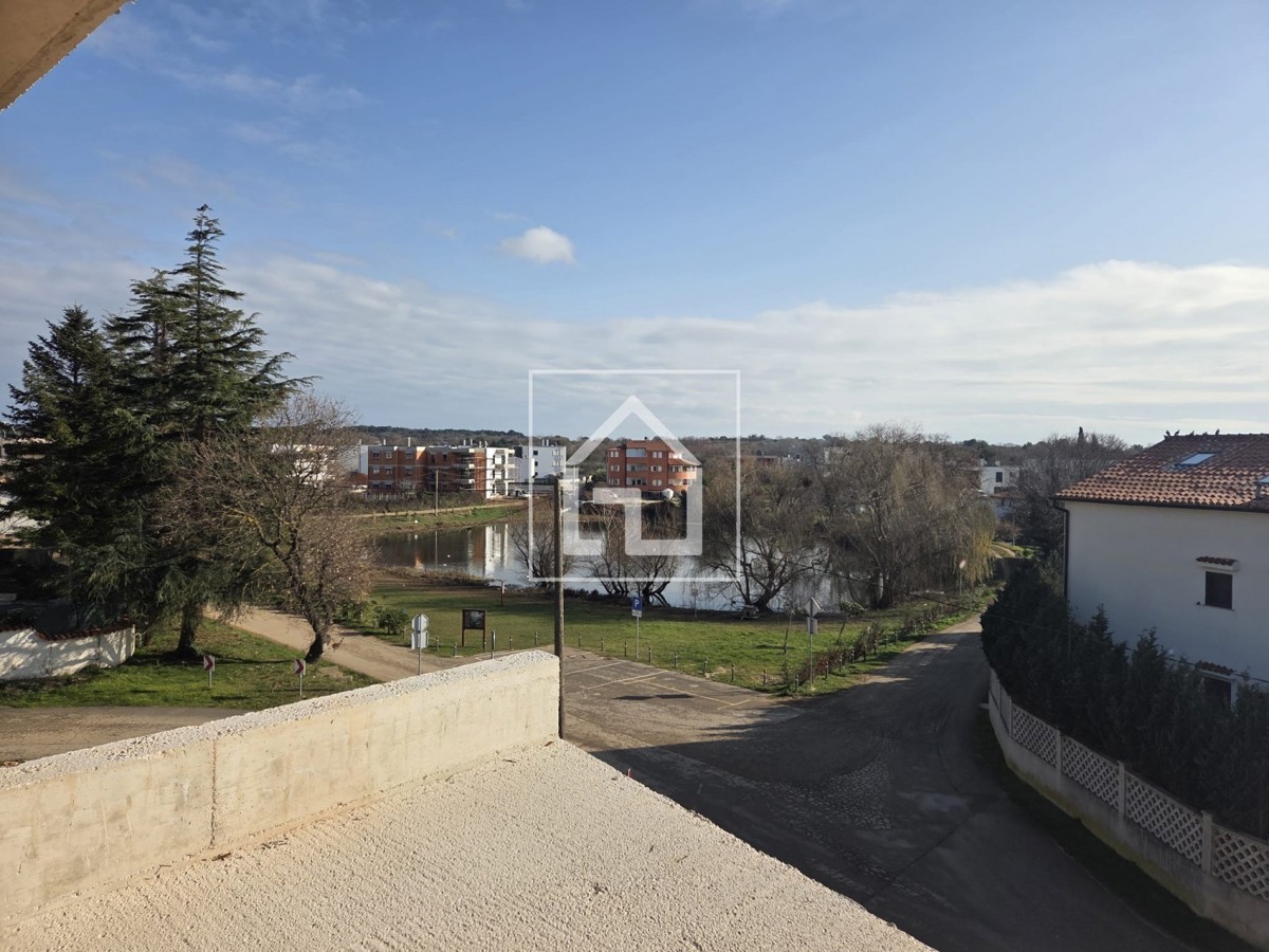 Stanovanje Na odlični lokaciji v Medulinu, nedaleč od starega mestnega jedra, se gradi sodoben, manjši objekt s 3 stanovanji.