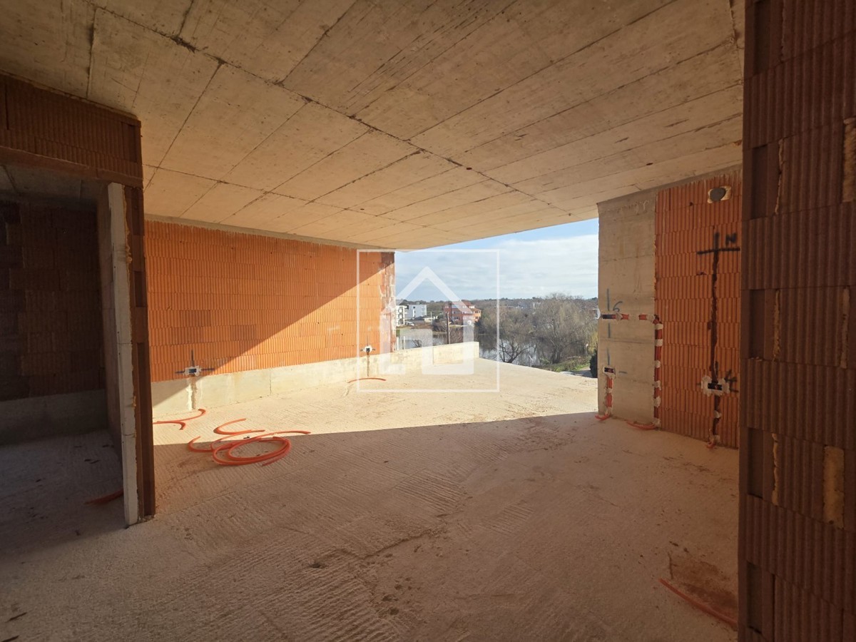 Stanovanje Na odlični lokaciji v Medulinu, nedaleč od starega mestnega jedra, se gradi sodoben, manjši objekt s 3 stanovanji.