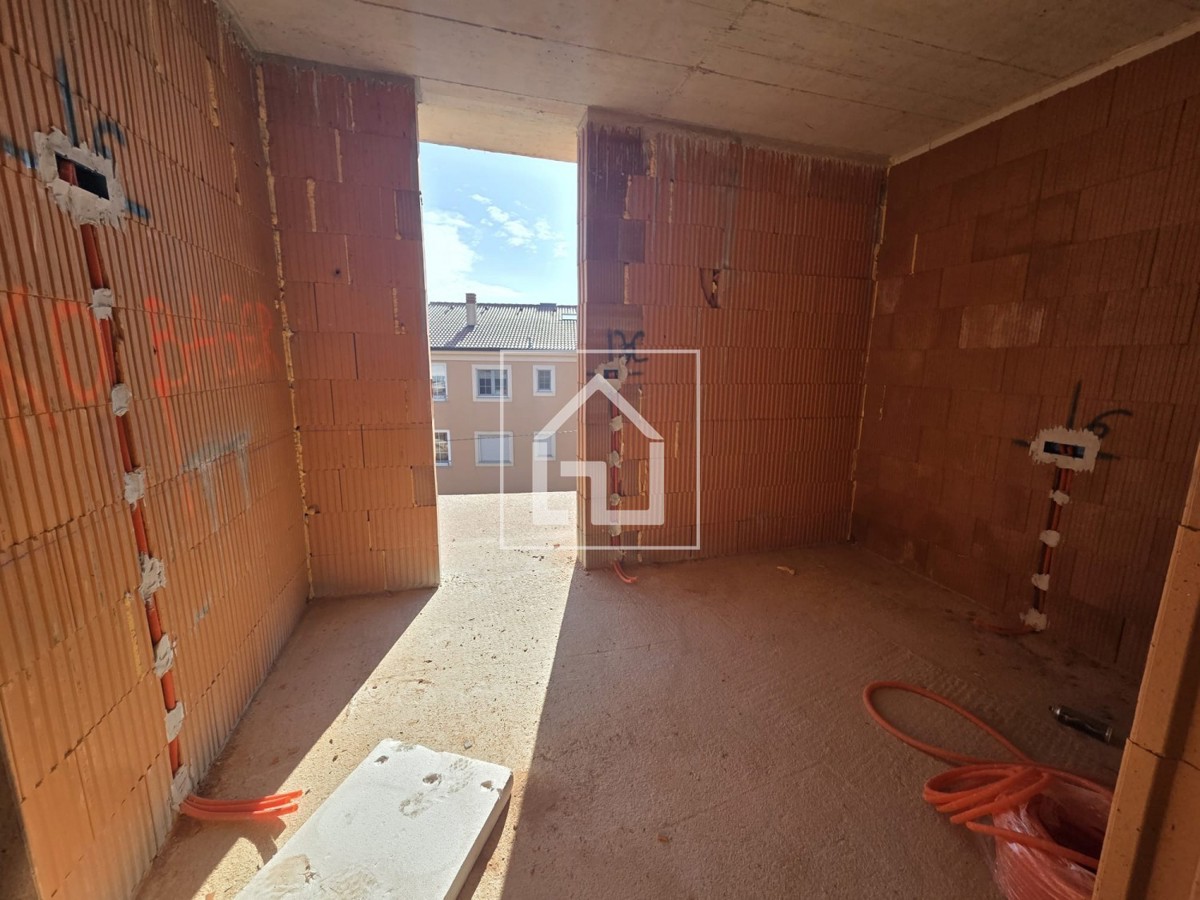 Stanovanje Na odlični lokaciji v Medulinu, nedaleč od starega mestnega jedra, se gradi sodoben, manjši objekt s 3 stanovanji.