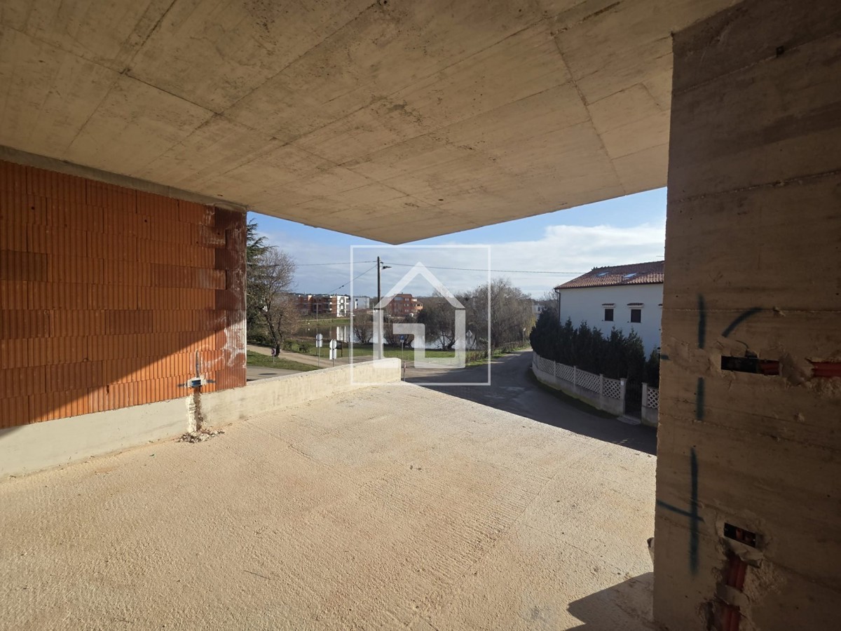 Stanovanje Na odlični lokaciji v Medulinu, nedaleč od starega mestnega jedra, se gradi sodoben, manjši objekt s 3 stanovanji.