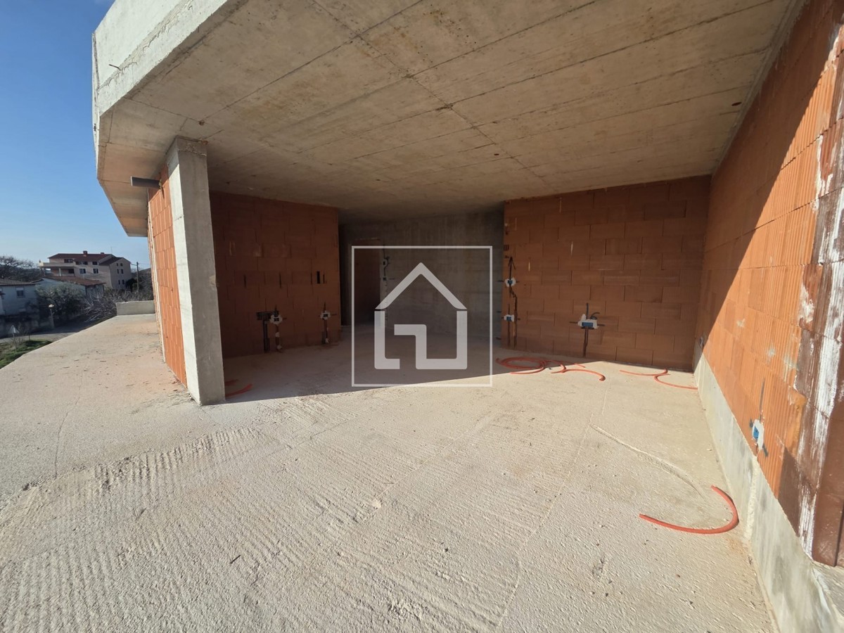 Stanovanje Na odlični lokaciji v Medulinu, nedaleč od starega mestnega jedra, se gradi sodoben, manjši objekt s 3 stanovanji.