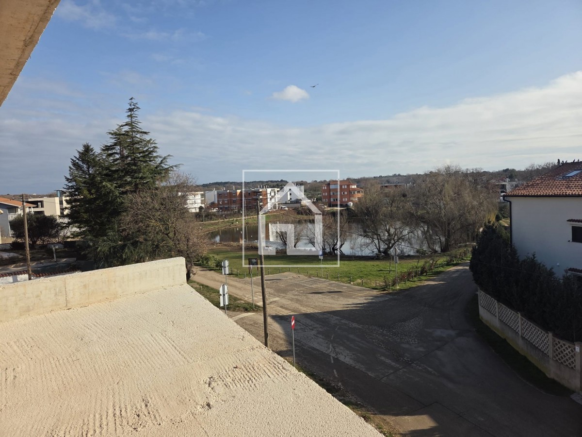 Stanovanje Na odlični lokaciji v Medulinu, nedaleč od starega mestnega jedra, se gradi sodoben, manjši objekt s 3 stanovanji.