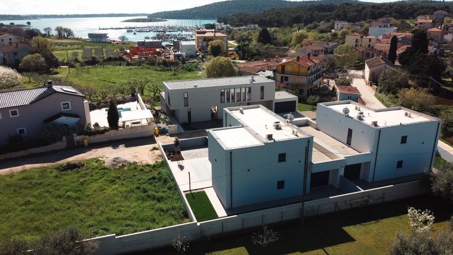 Hiša Pomer, dvojček z bazenom in pogledom na morje