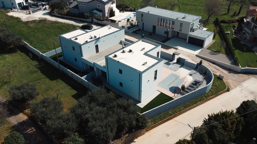 Hiša Pomer, dvojček z bazenom in pogledom na morje