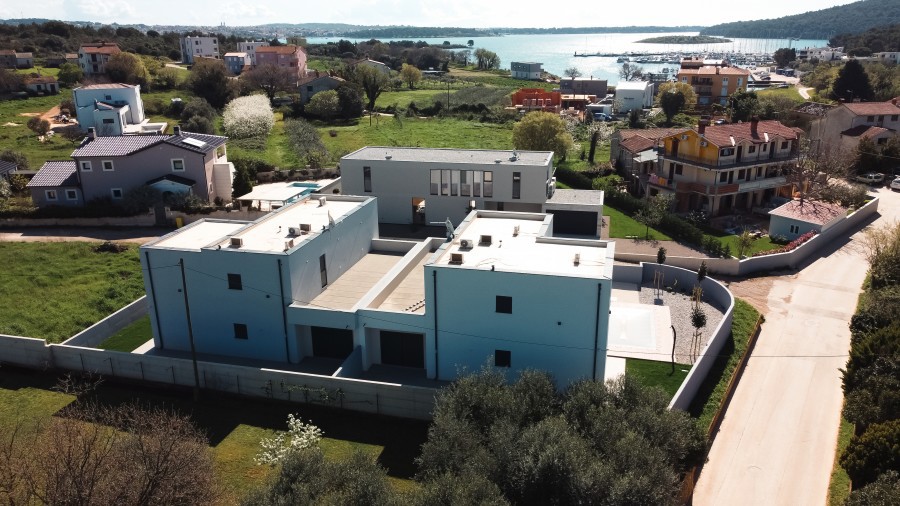 Hiša Pomer, dvojček z bazenom in pogledom na morje