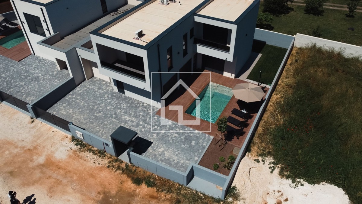 Hiša Pomer, dvojček z bazenom in pogledom na morje