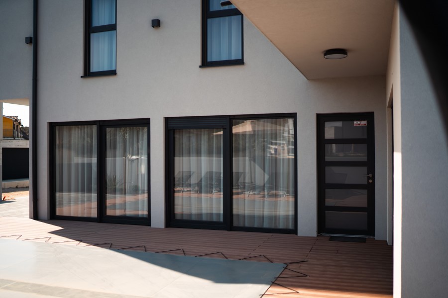 Hiša Pomer, dvojček z bazenom in pogledom na morje