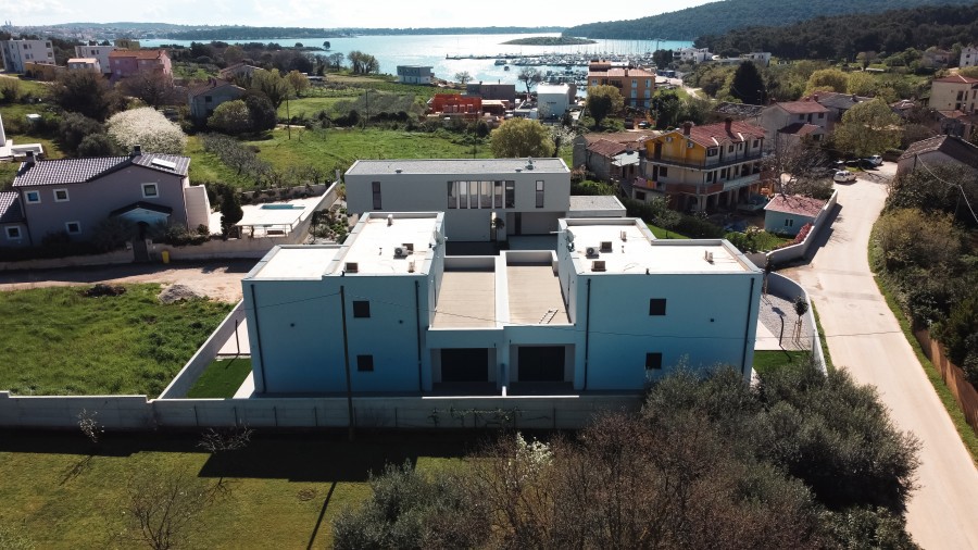 Hiša Pomer, dvojček z bazenom in pogledom na morje