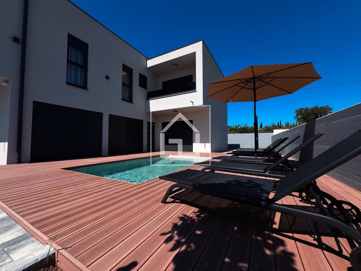 Hiša Pomer, dvojček z bazenom in pogledom na morje