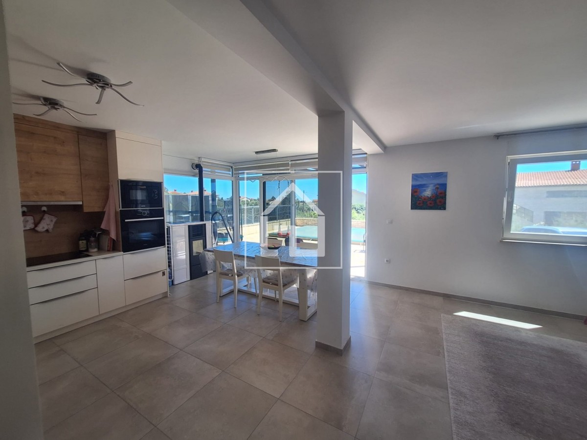 Stanovanje Medulin, apartma z 2 spalnicama, 1 kopalnico, bazenom in velikim vrtom