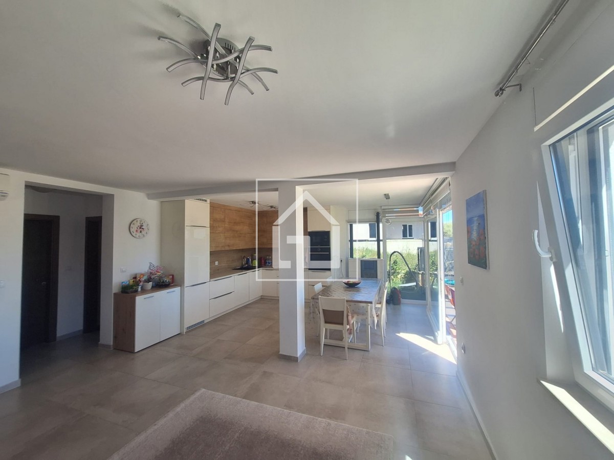 Stanovanje Medulin, apartma z 2 spalnicama, 1 kopalnico, bazenom in velikim vrtom