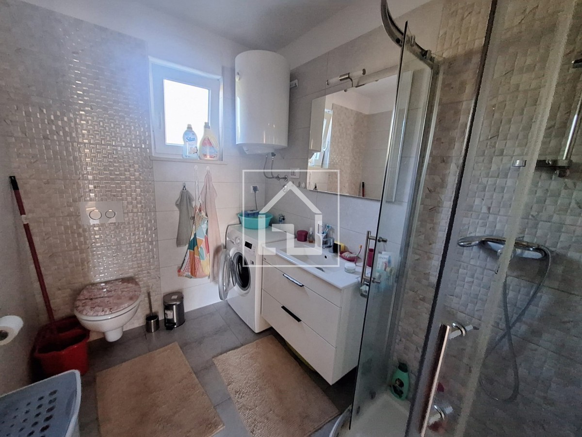Stanovanje Medulin, apartma z 2 spalnicama, 1 kopalnico, bazenom in velikim vrtom