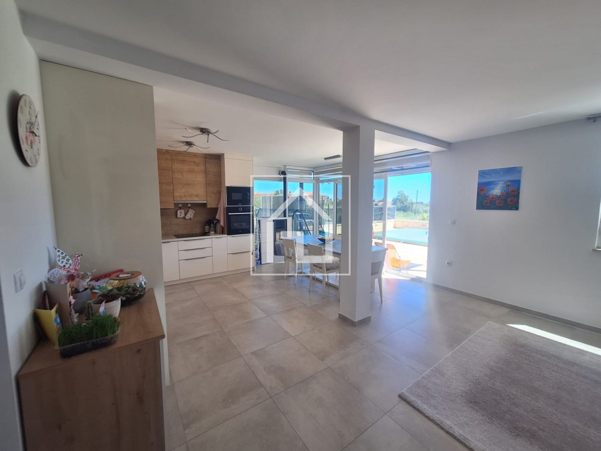 Stanovanje Medulin, apartma z 2 spalnicama, 1 kopalnico, bazenom in velikim vrtom