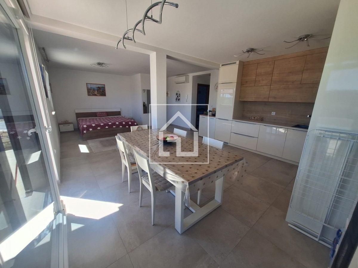 Stanovanje Medulin, apartma z 2 spalnicama, 1 kopalnico, bazenom in velikim vrtom