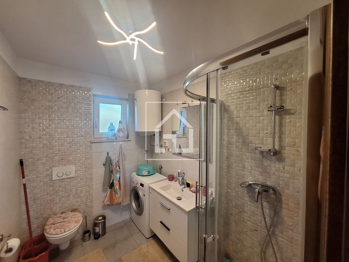 Stanovanje Medulin, apartma z 2 spalnicama, 1 kopalnico, bazenom in velikim vrtom