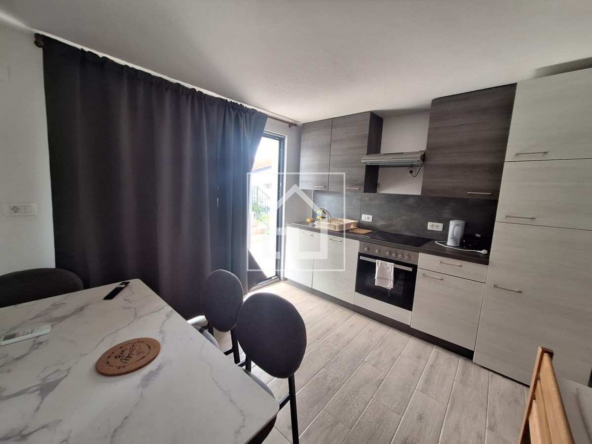 Hiša Hiša s 7 stanovanji in garažo