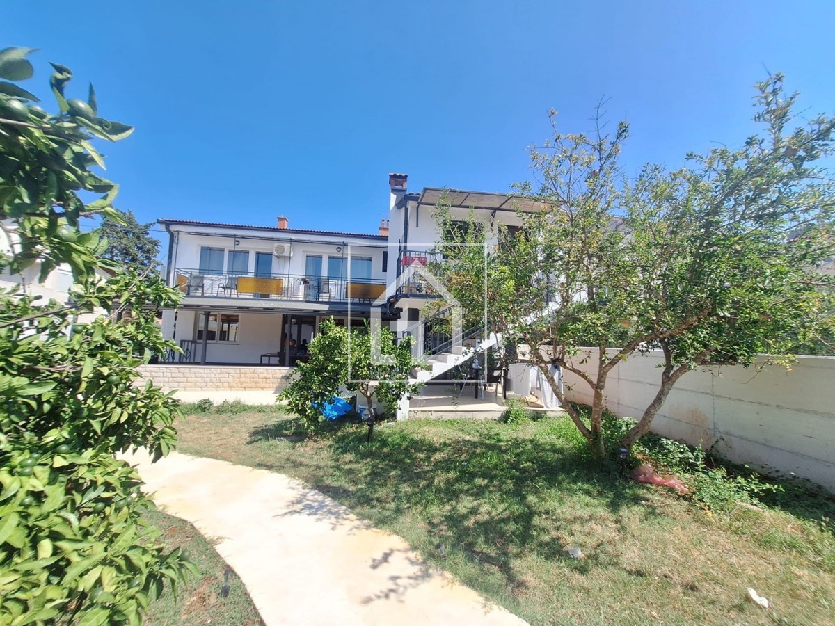 Hiša Hiša s 7 stanovanji in garažo