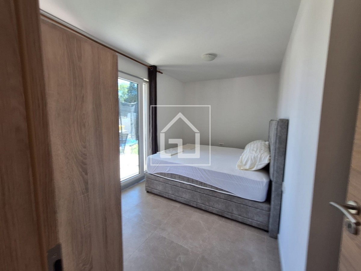 Hiša Hiša s 7 stanovanji in garažo