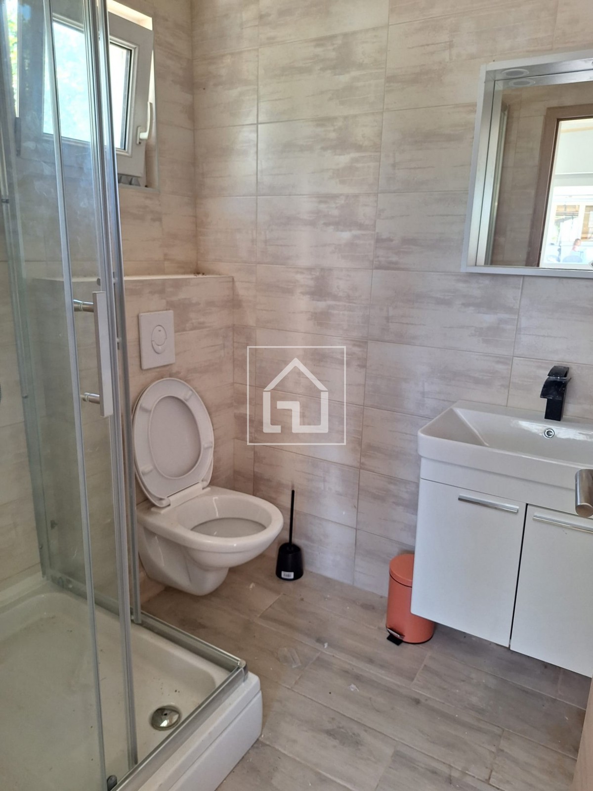 Hiša Hiša s 7 stanovanji in garažo