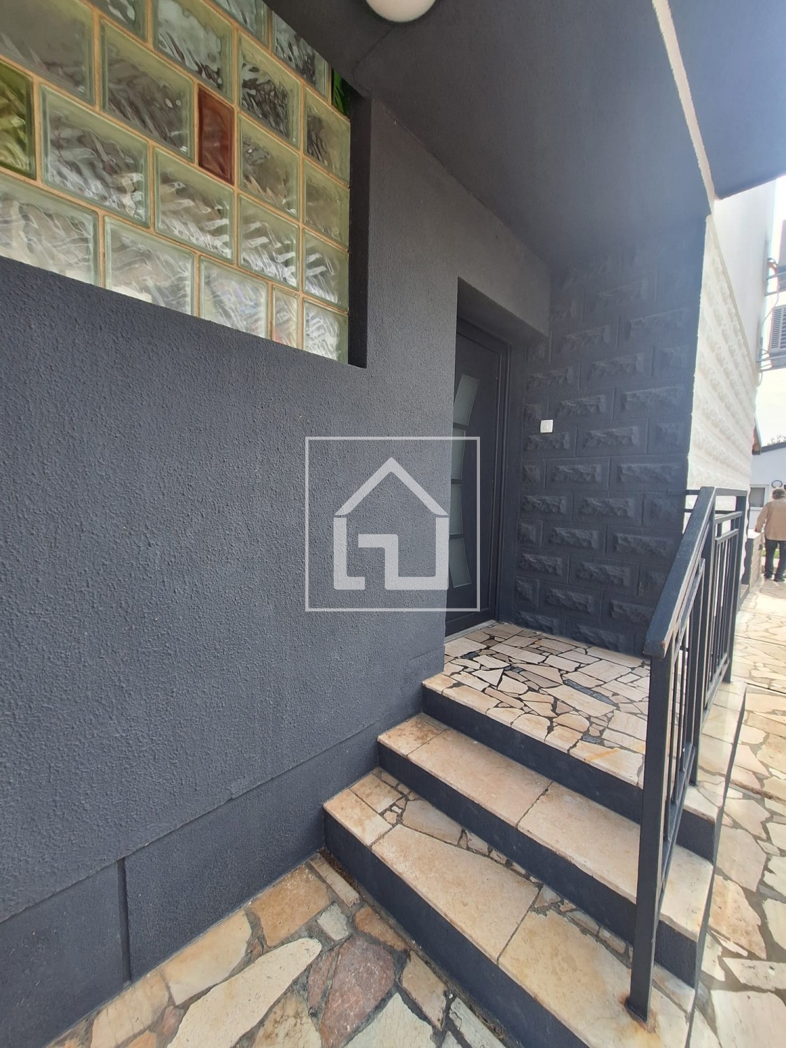 Hiša Hiša s 7 stanovanji in garažo