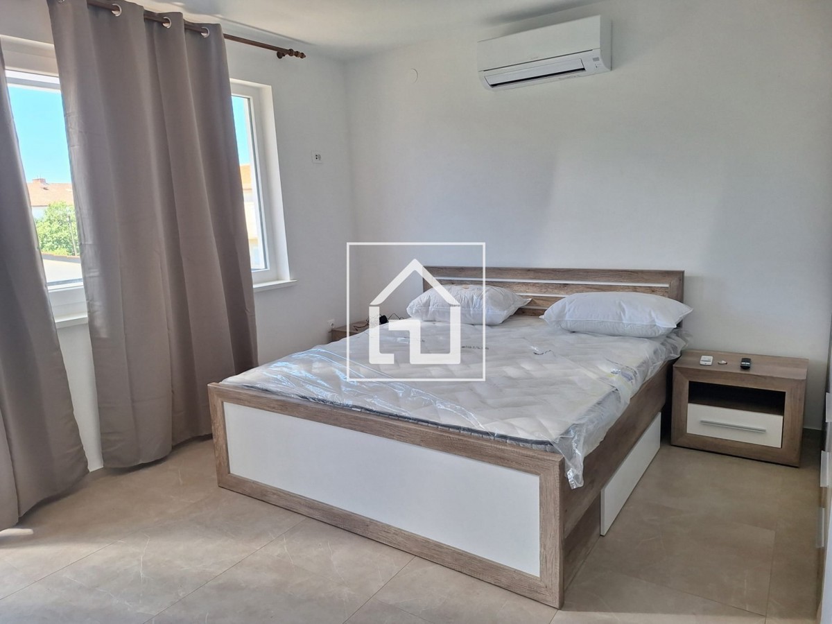 Hiša Hiša s 7 stanovanji in garažo