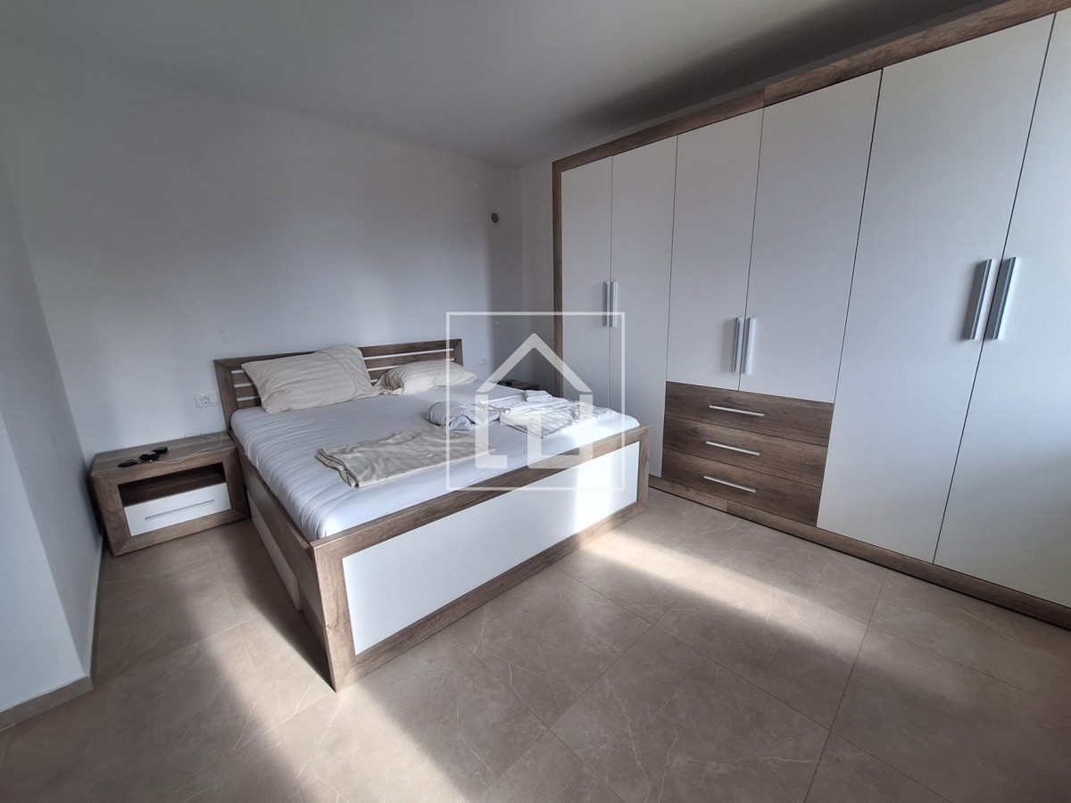 Hiša Hiša s 7 stanovanji in garažo