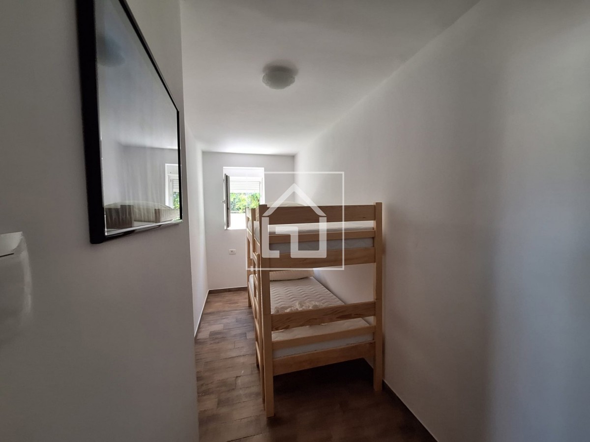 Hiša Hiša s 7 stanovanji in garažo