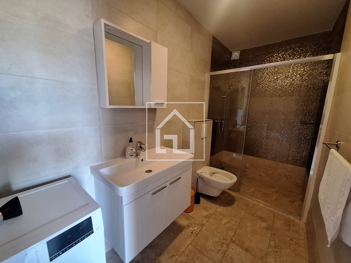 Hiša Hiša s 7 stanovanji in garažo