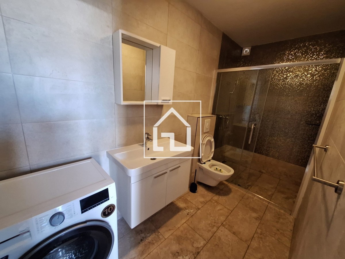 Hiša Hiša s 7 stanovanji in garažo