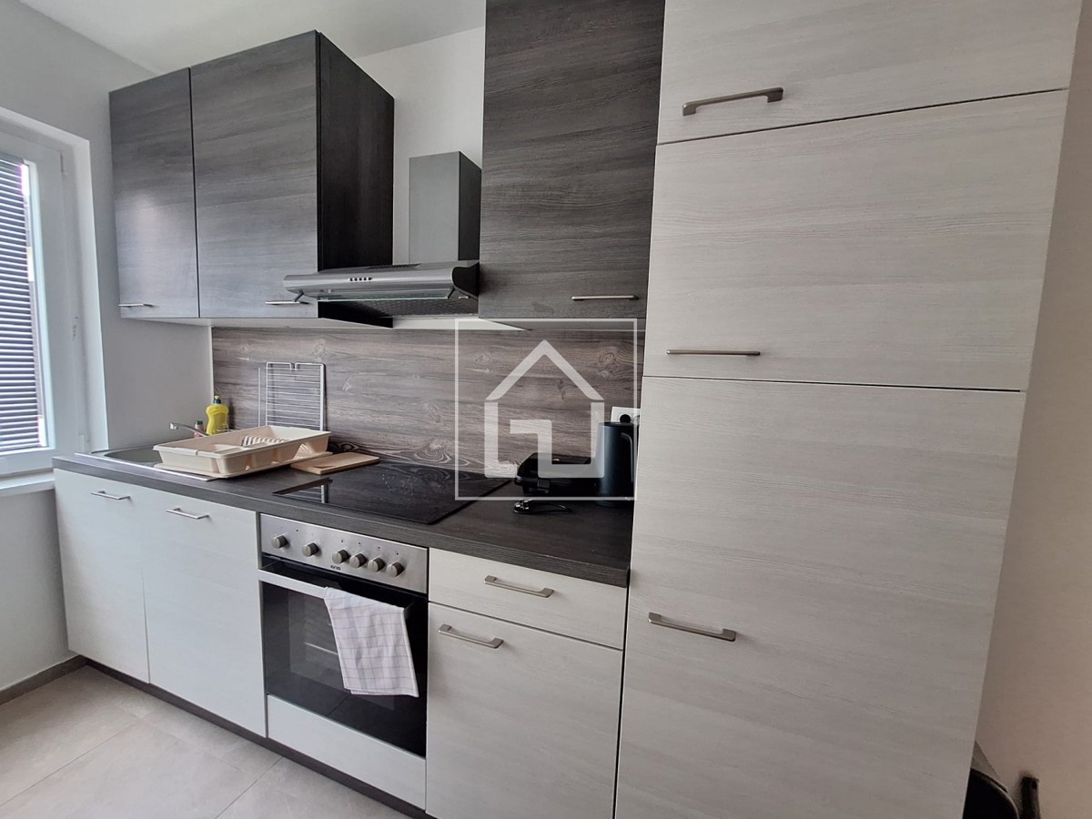 Hiša Hiša s 7 stanovanji in garažo