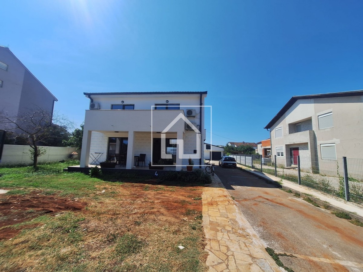 Hiša Hiša s 7 stanovanji in garažo