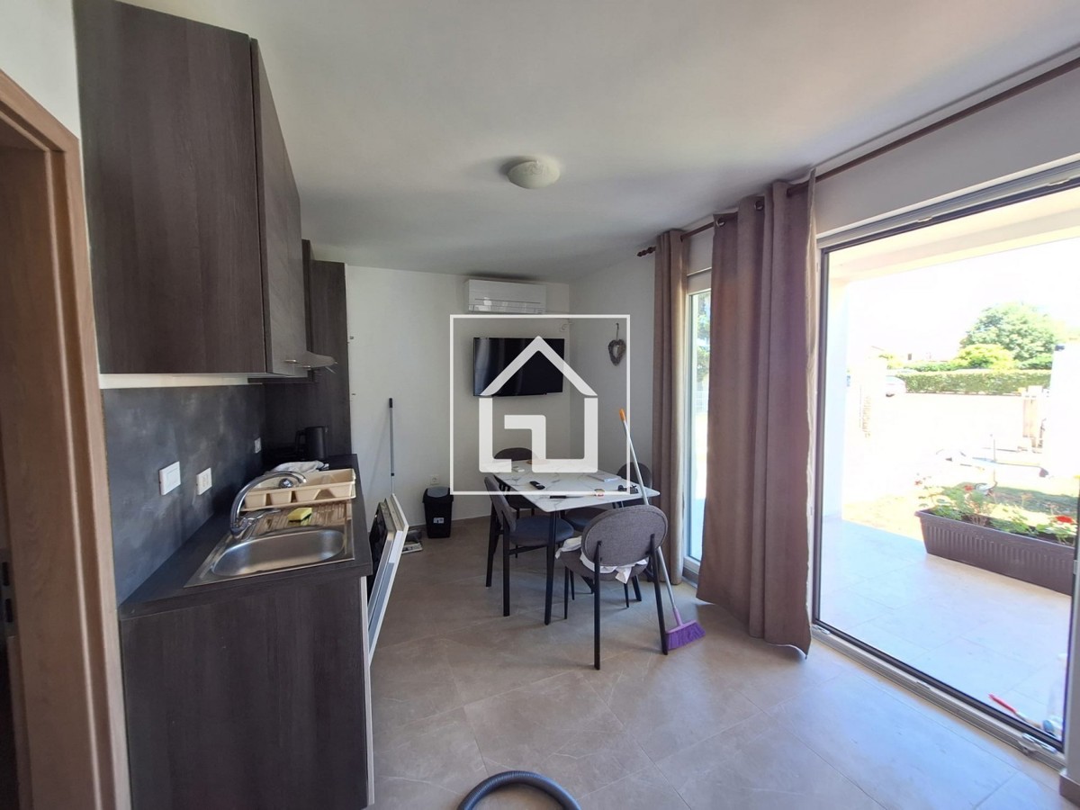 Hiša Hiša s 7 stanovanji in garažo