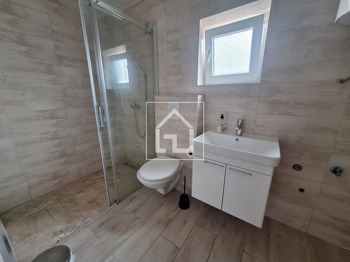 Hiša Hiša s 7 stanovanji in garažo