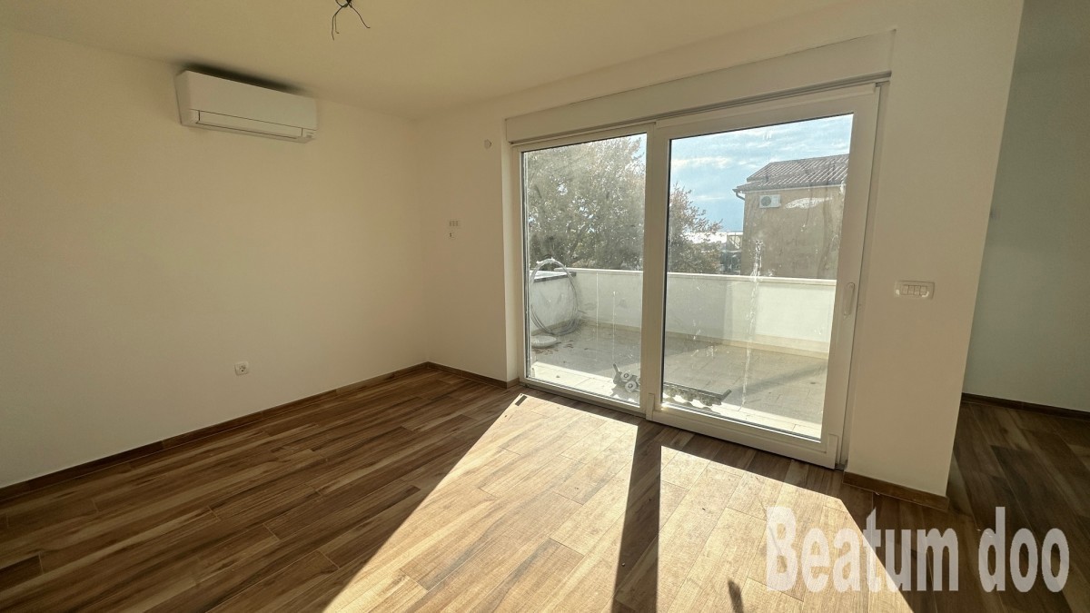 Apartma v drugem nadstropju, Nova stavba, z balkona, si lahko ogledate morje, Novigrad