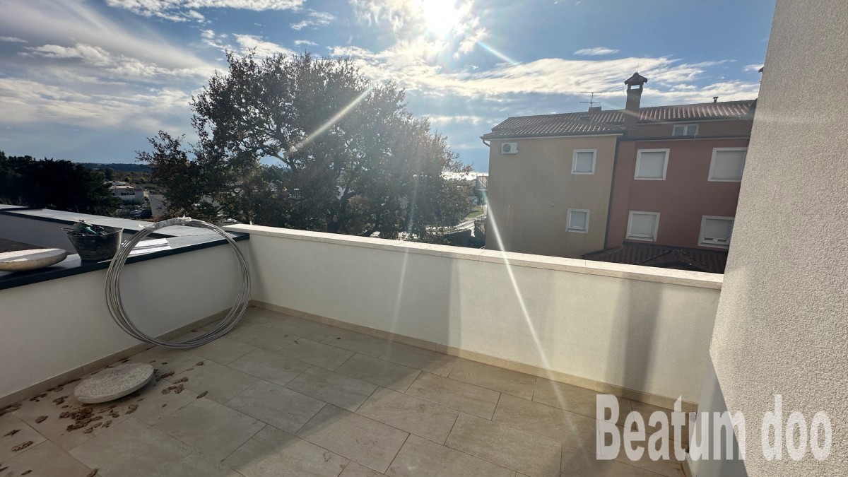 Apartma v drugem nadstropju, Nova stavba, z balkona, si lahko ogledate morje, Novigrad