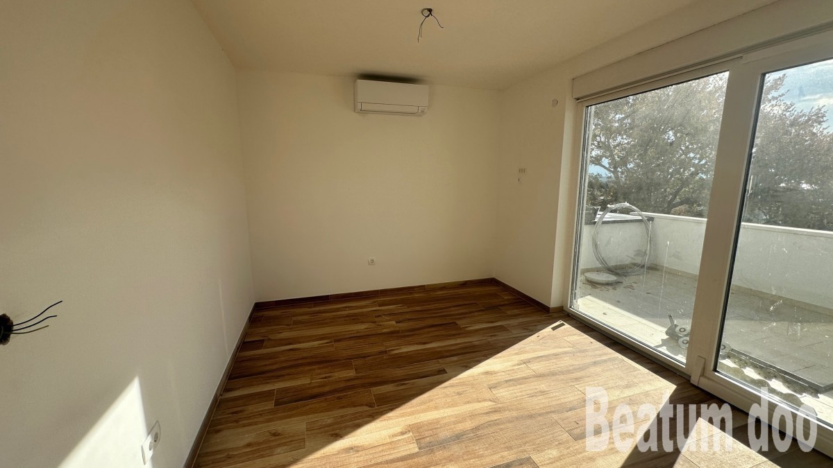 Apartma v drugem nadstropju, Nova stavba, z balkona, si lahko ogledate morje, Novigrad