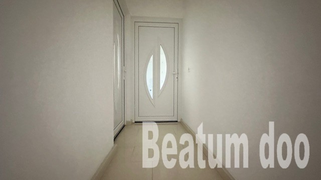 Vrstna hiša s tremi stanovanji, opremljena, Nova Vas