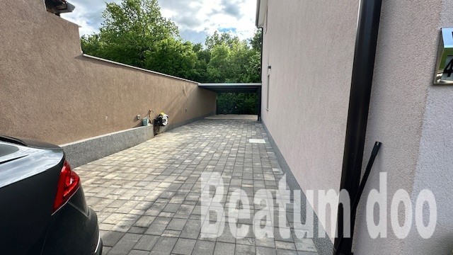 Vrstna hiša s tremi stanovanji, opremljena, Nova Vas