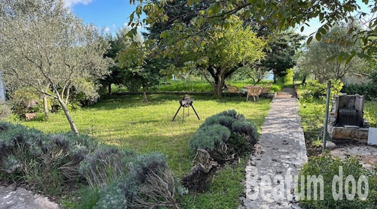 Hiša in zemljišče, prva vrsta do morja,