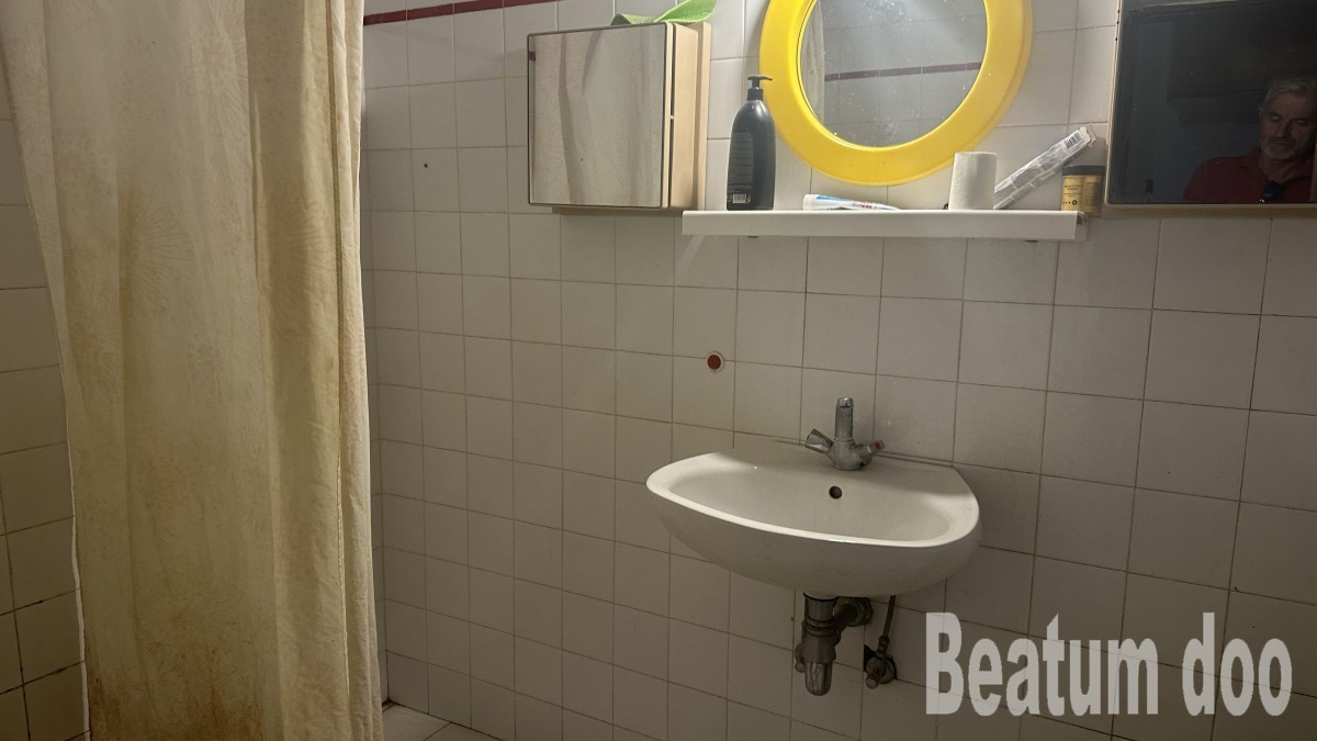 Stara kamnita hiša v središču Brtonigle