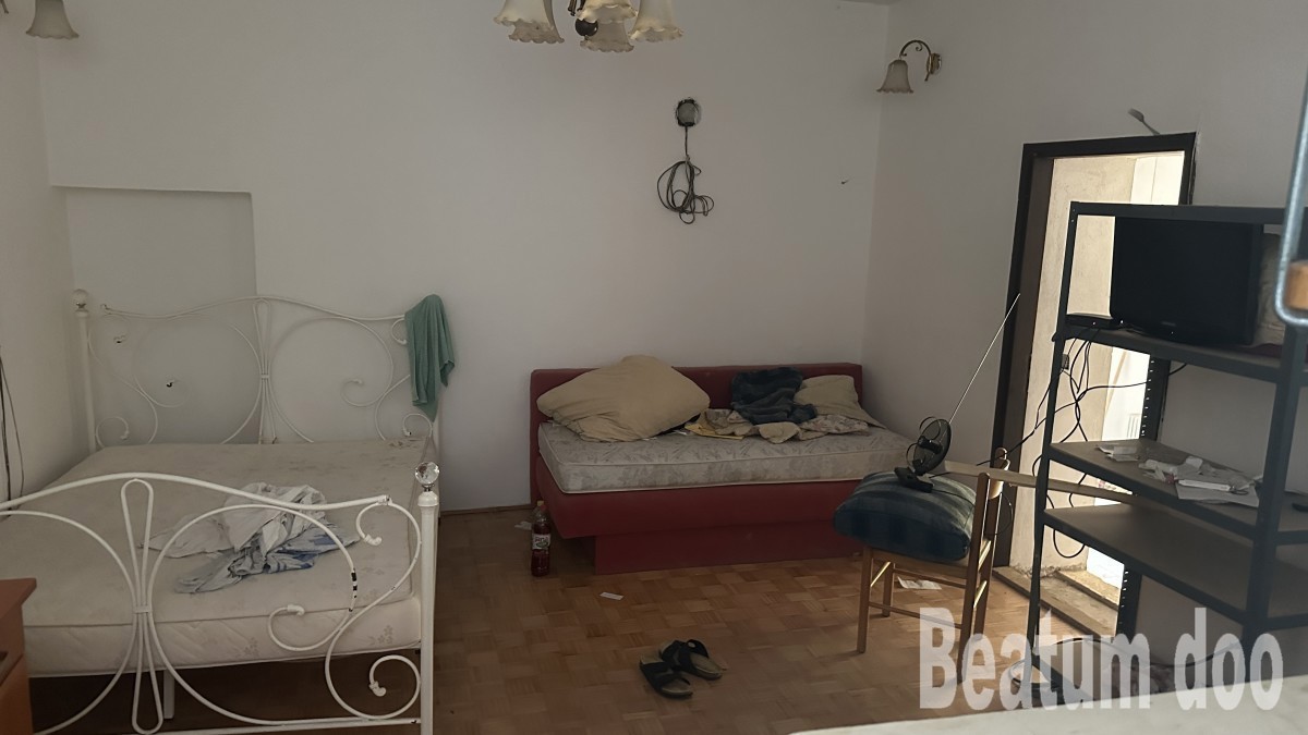 Stara kamnita hiša v središču Brtonigle