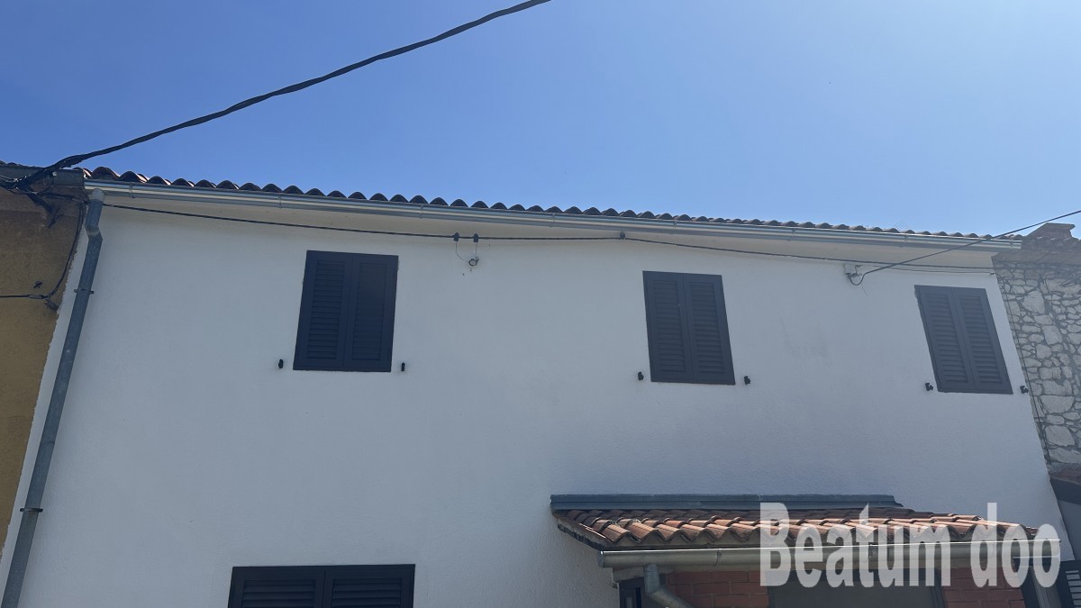 Stara kamnita hiša v središču Brtonigle