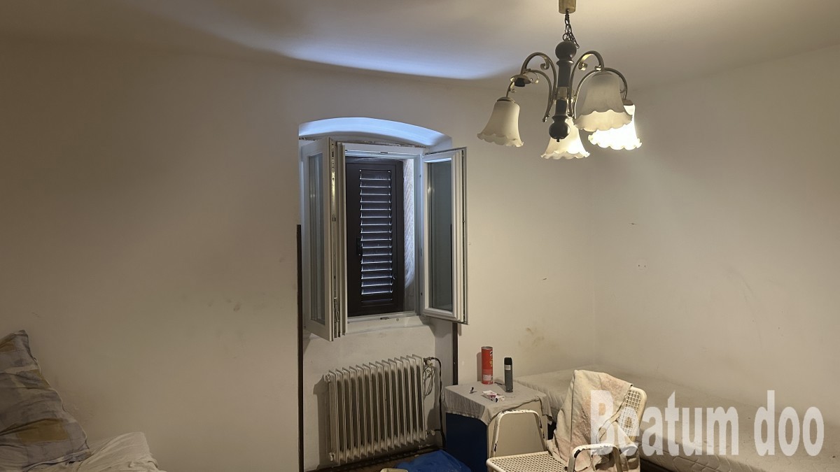 Stara kamnita hiša v središču Brtonigle